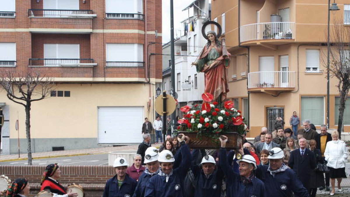 La procesión trasladó a la Virgen del Pozo Julia a la iglesia.