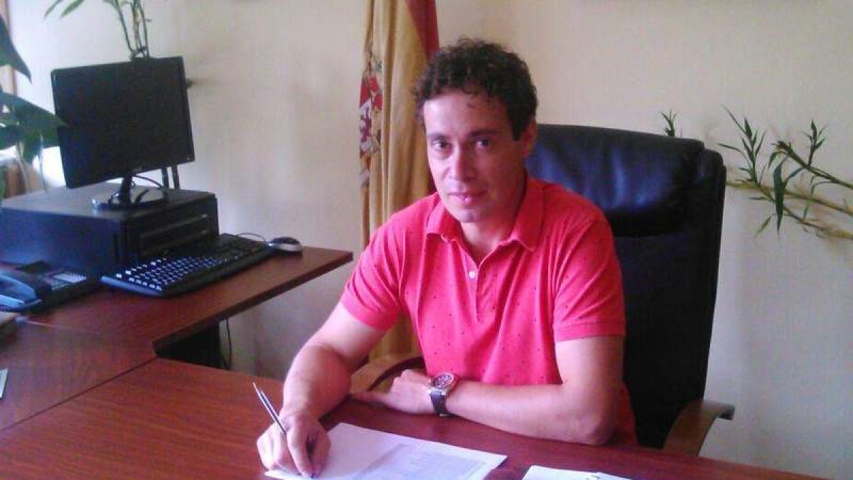 Mario Rivas, en su despacho del Ayuntamiento de Villablino, en una imagen de archivo. DL