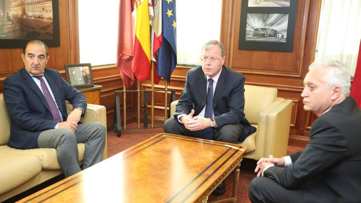 José Sevilla, Antonio Silván y Luis Martín Villa, durante el encuentro en el Ayuntamiento. RAMIRO