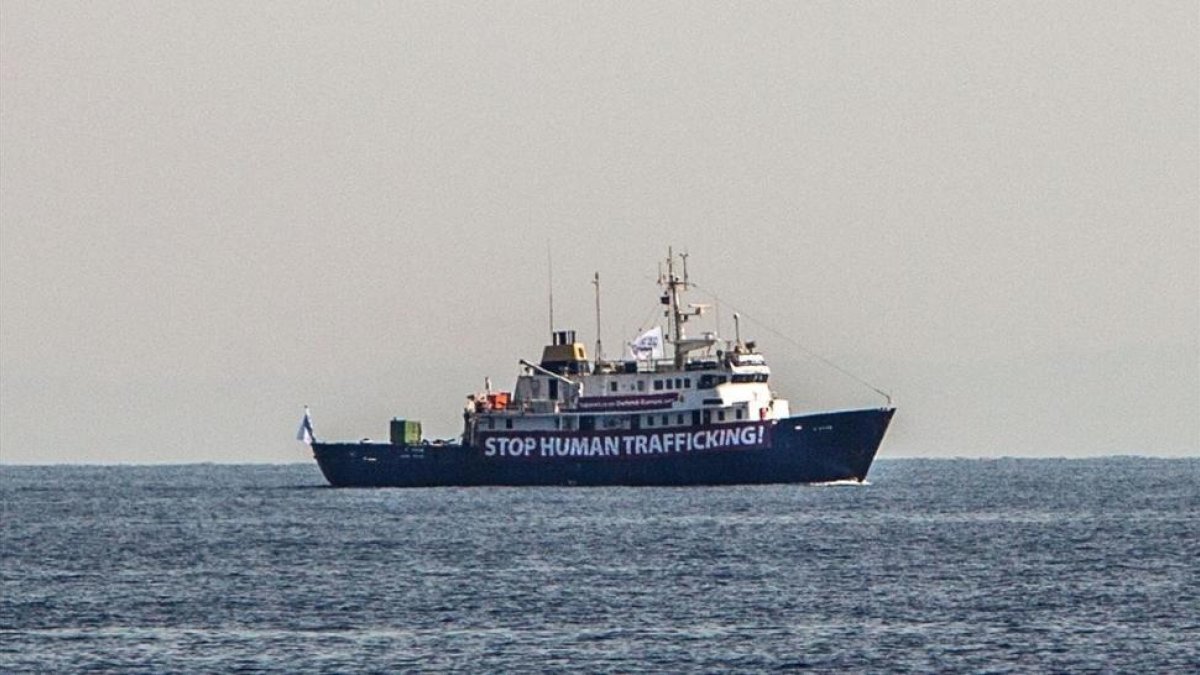 El C-Star navega a 20 millas náuticas de las costas de Libia, en una imagen tomada el 5 de agosto.