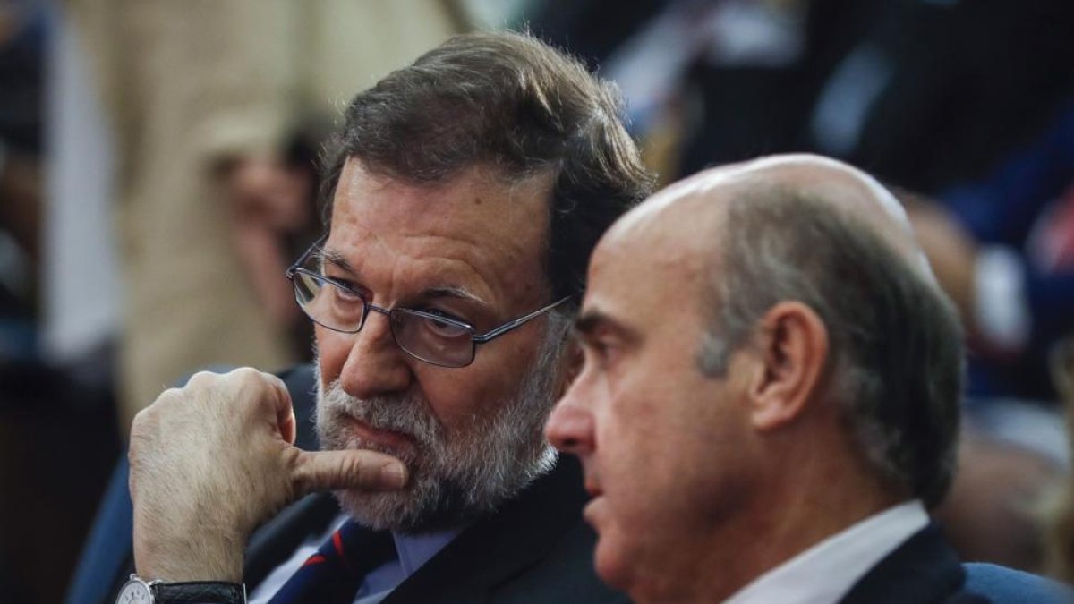 RAJOY INAUGURA LA JORNADA CRECIMIENTO EMPRESARIAL Y COMPETITIVIDAD El presidente del Gobierno, Mariano Rajoy,  y el ministro de Economia y Competitividad, Luis de Guindos.