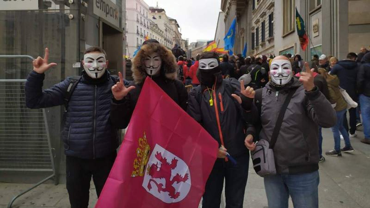 Agentes leoneses se manifiestan en las calles de Madrid junto al Congreso de los Diputados.