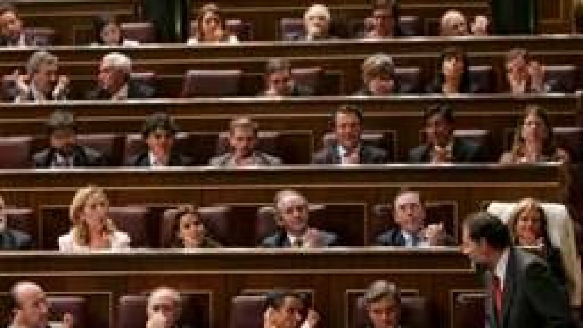 Mariano Rajoy vuelve a su escaño tras intervenir ayer en el pleno
