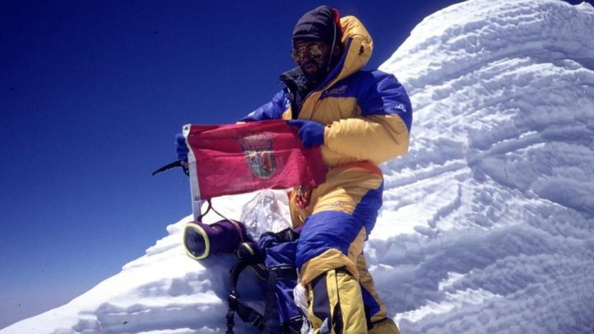 El himalayista Juan Oiarzabal fotografiado por un compañero de expedición en la cima del Annapurna (8.091 metros de altitud), en el macizo del Himalaya (Nepal). Al ascender esta montaña, Oiarzabal se convirtió en el sexto hombre que ha conseguido pisar las catorce cimas de más de ocho mil metros que hay en la Tierra, después del italiano Reinhold Messner, los  polacos Jerzy  Kukuczka y Kristoff Wielicki, el suizo Erhard Lorethan y el mexicano Carlos Carsolio. JUAN VALLEJO