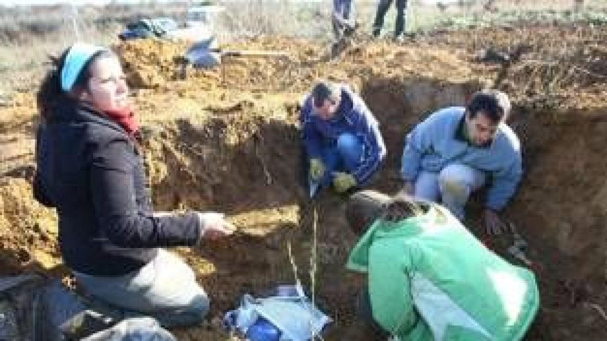 Los trabajos de exhumación continuaron ayer con la limpieza de los dos cuerpos encontrados hasta aho