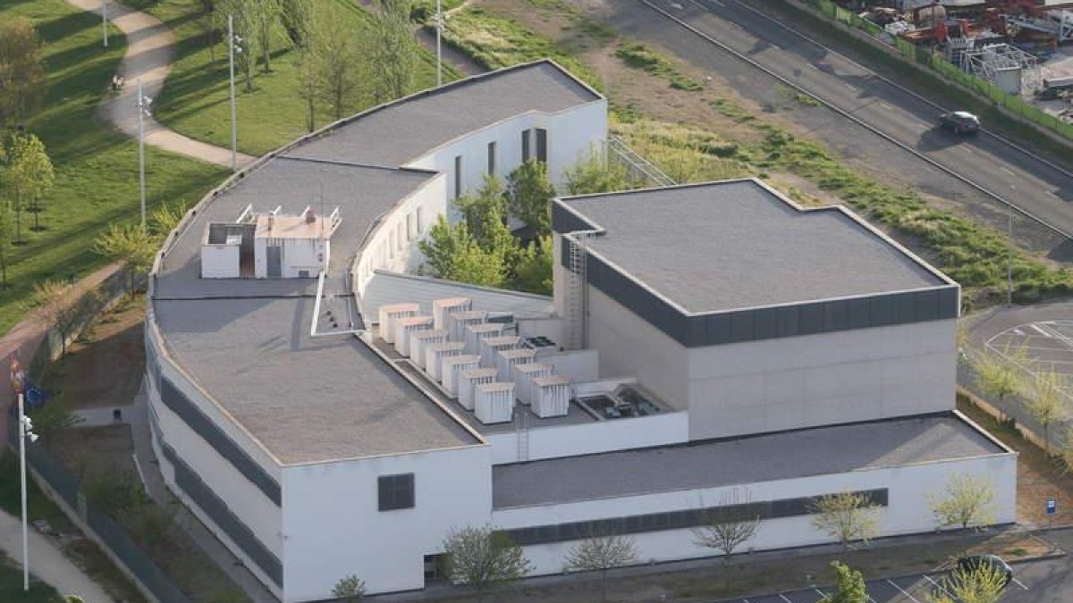 Imagen aérea del Conservatorio Cristóbal Halffter de Ponferrada, en el parque de la Rosaleda. L. DE LA MATA