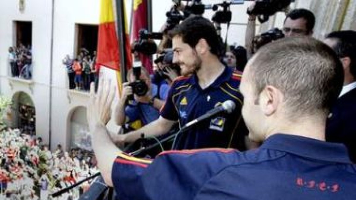 Iniesta, en la imagen de espaldas junto a Casillas; ambos degustarán el botillo del Bierzo.