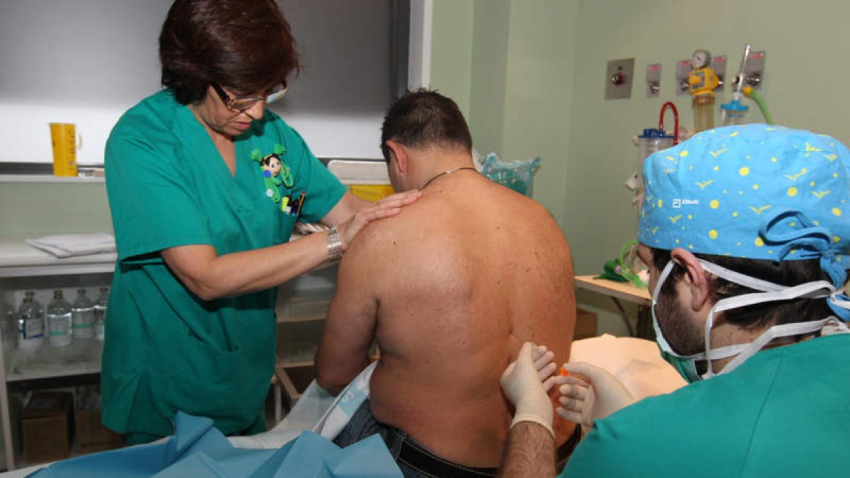Los especialistas de la unidad del dolor del Hospital de León administran tratamiento a uno de los pacientes leoneses.