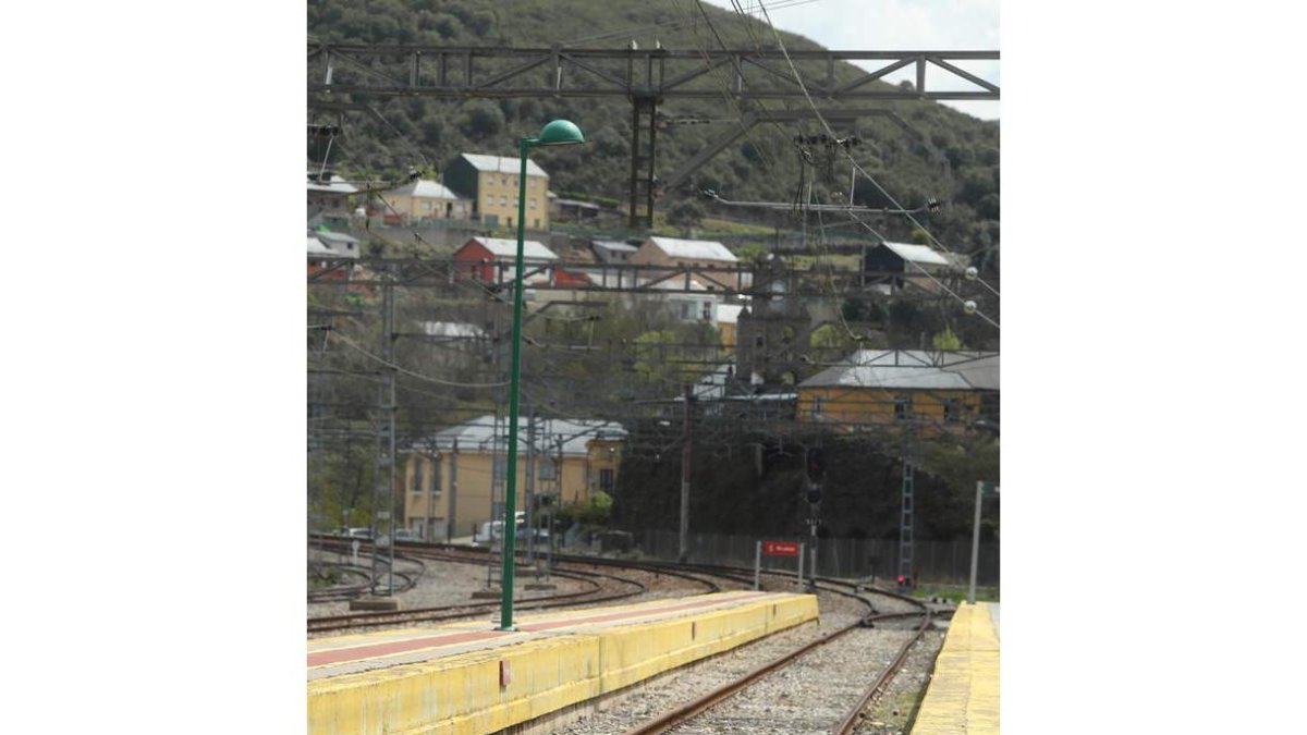 Vista de Torre del Bierzo desde las vías del tren, en una imagen de archivo. ANA F. BARREDO