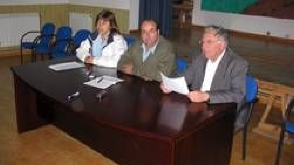 Aurora Marcos, Ramón Bodega y Juan Garzo durante la reunión de ayer