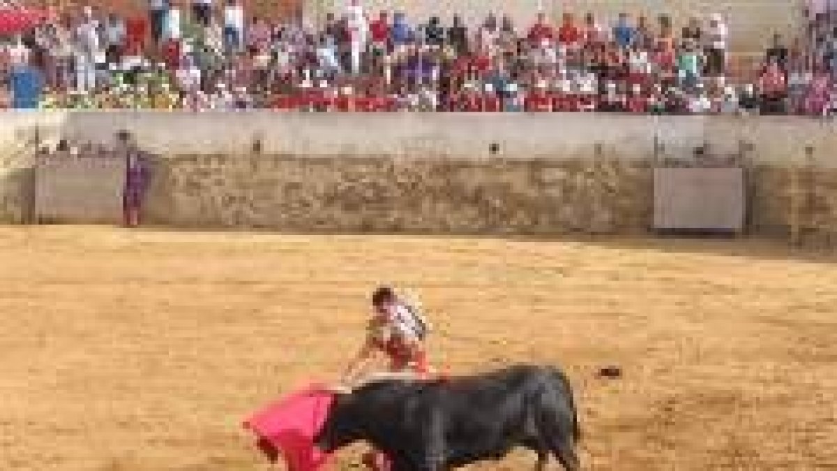 El novillero Diego Santos durante la faena a su primer toro, ayer en la plaza de Valderas