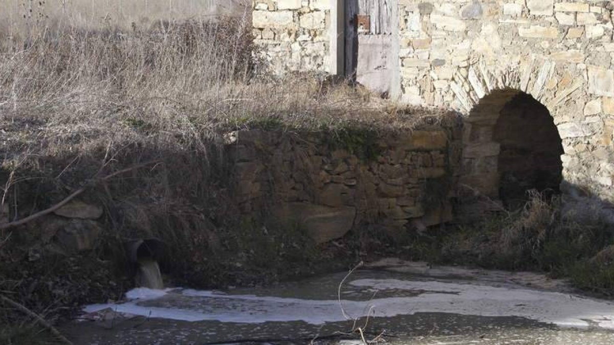 Las aguas sin tratar se vierten junto a un molino de Toralino de la Vega.