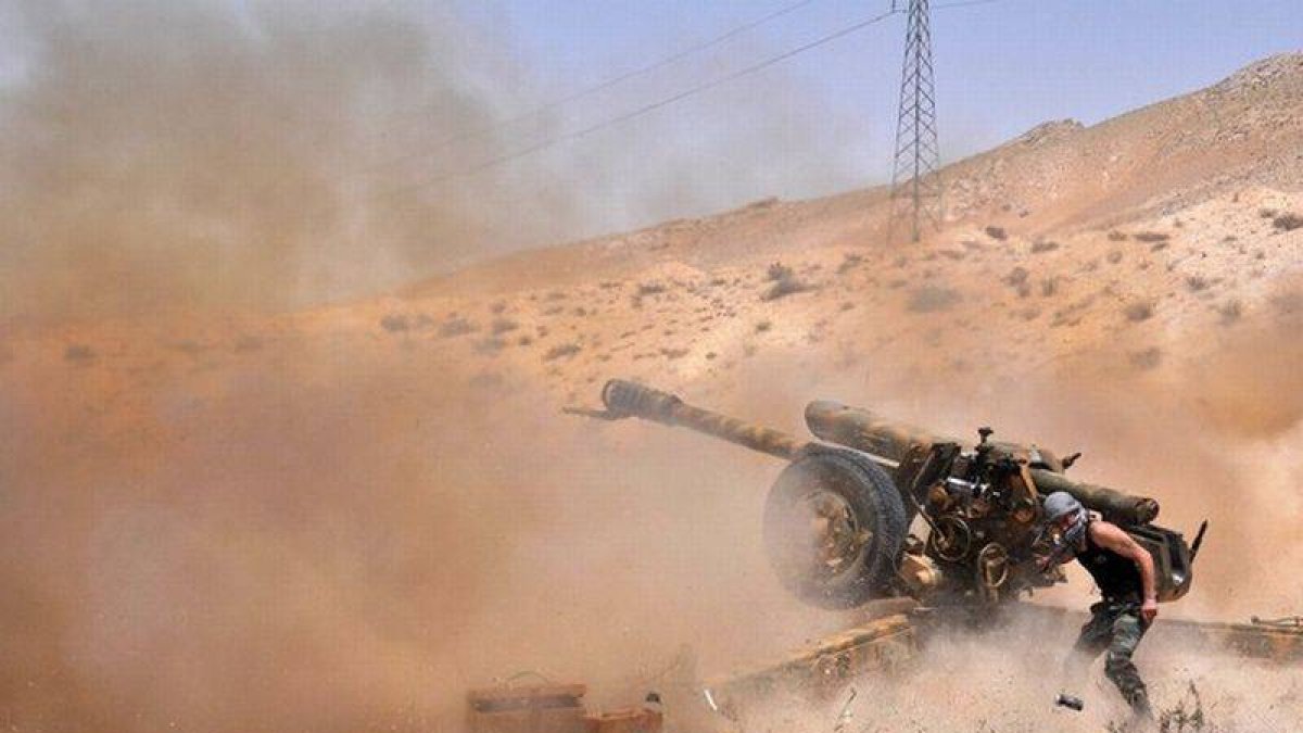 Un soldado del ejército sirio dispara contra el Estado Islámico en el noroeste de Palmira.