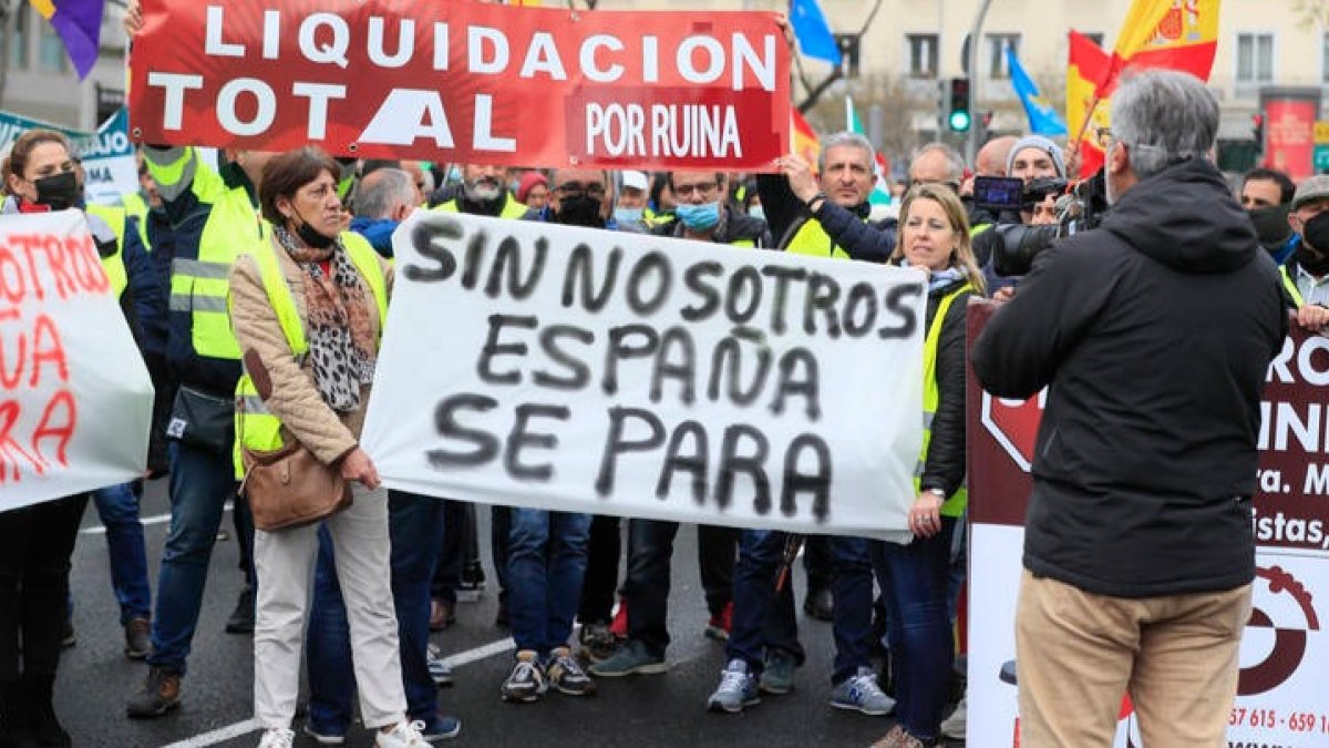 La plataforma de transportistas de mercancías que convocó el paro del sector se manifestó en Madrid. FERNANDO ALVARADO