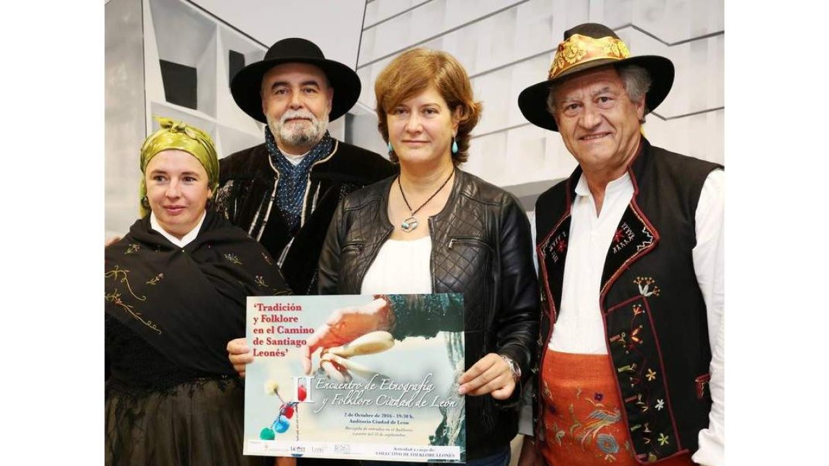 Miembros del Colectivo de Folclore Leonés, junto a Torres. DL
