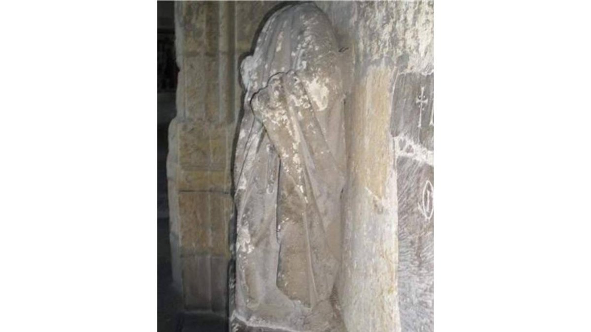 Juan Carlos Campos, descubridor de los petroglifos de la Maragatería, encontró hace seis años diez alquerques en la Catedral de León. En esta imagen se observa una estatua decapitada encima de uno de estos tableros.