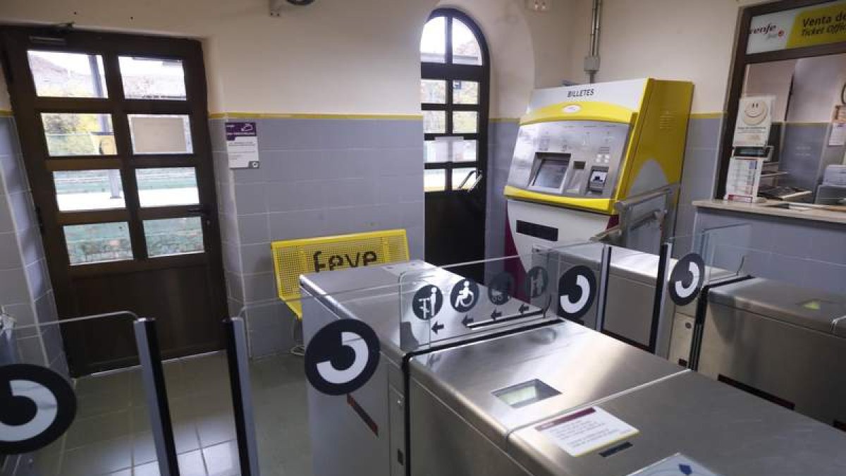 Una máquina de las autoventa instaladas en cuatro estaciones de León. RAMIRO