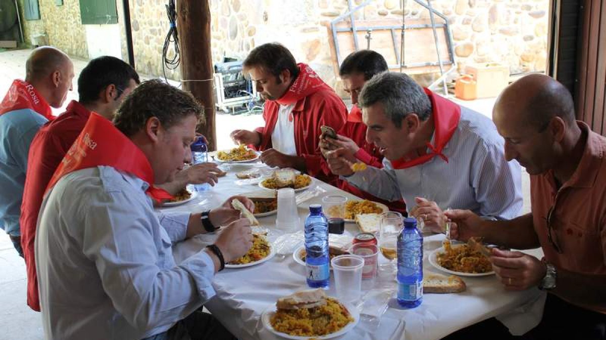 Villarrubia compartió paella con sus compañeros de partido.