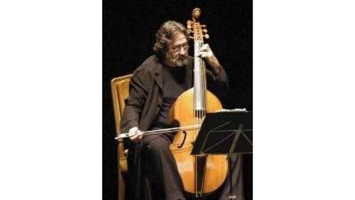 Abel Alonso, tocando su célebre viola de siete cuerdas