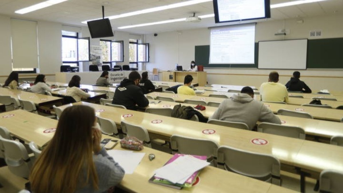 Un aula de la Universidad de León. JESÚS F. SALVADORES