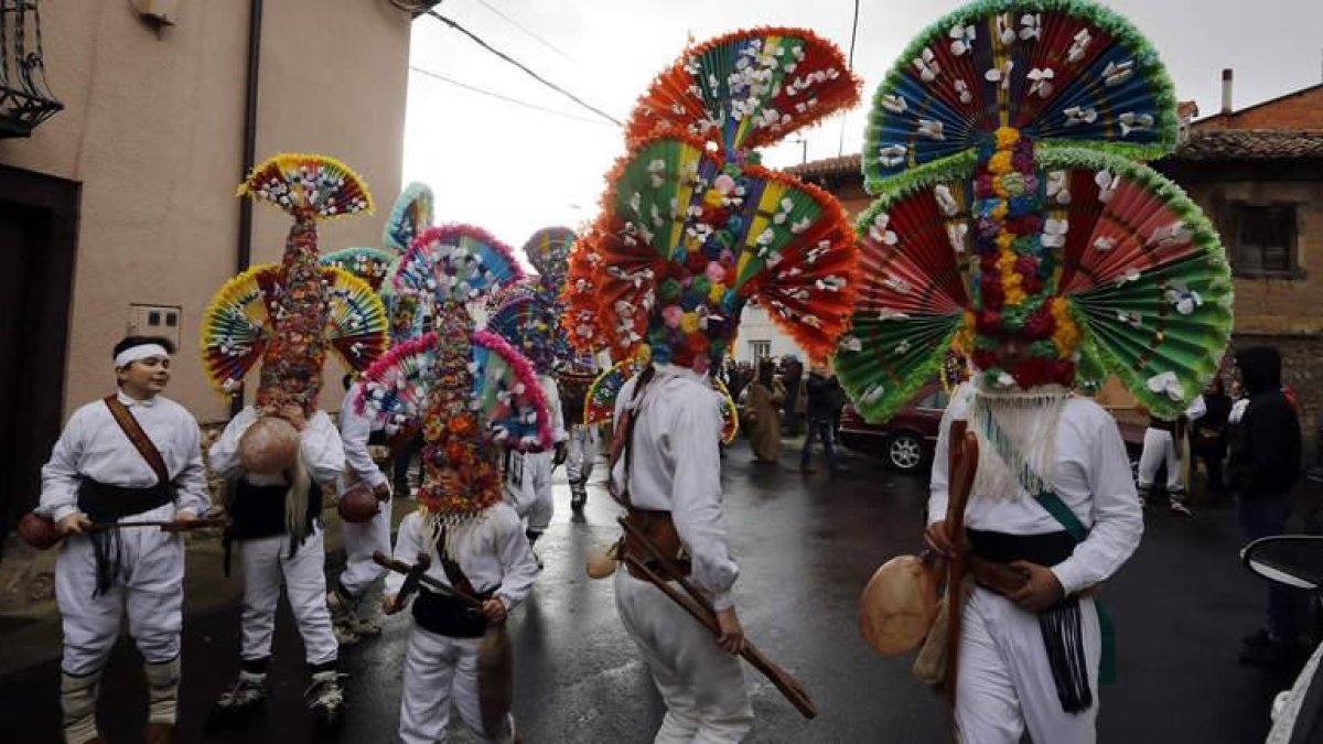 Los personajes desplegaron todo su colorido por las calles de Llamas ante la atónita mirada del público. MARCIANO PÉREZ