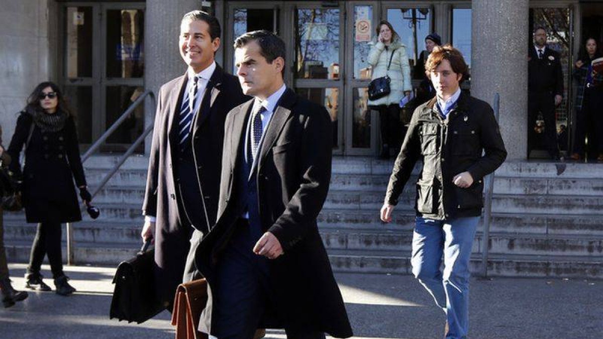 El 'pequeño Nicolás', detrás de sus ya exabogados, el pasado 9 de enero a la salida de los juzgados de plaza Castilla.