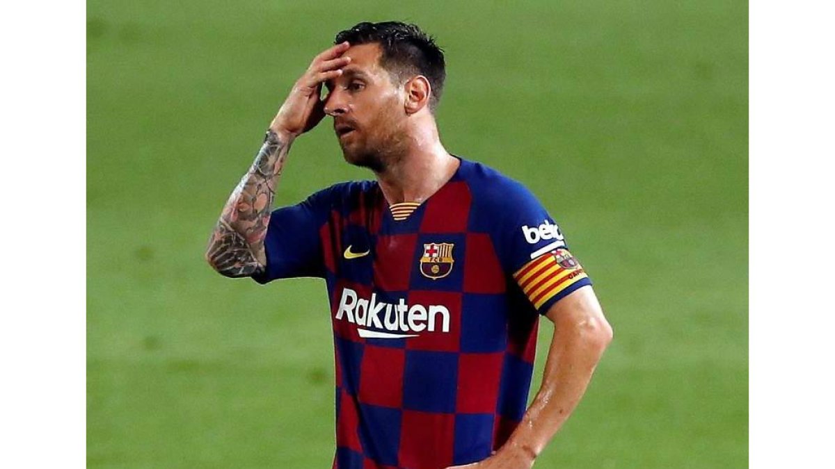 Leo Messi gesticula tras el segundo gol del Osasuna. ESTÉVEZ