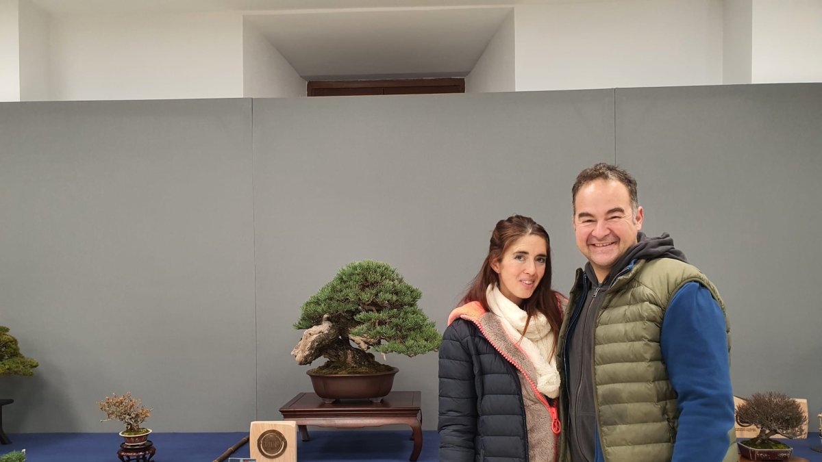 Rubén Cierzar y su mujer, Lorena Vilas, junto al pino silvestre ganador. DL