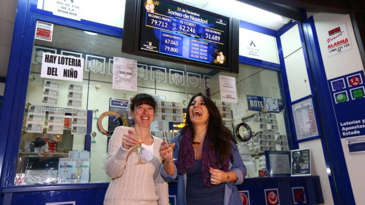Siria y Rosa celebran la fortuna de la administración número 22 de León con los 300.000 euros.
