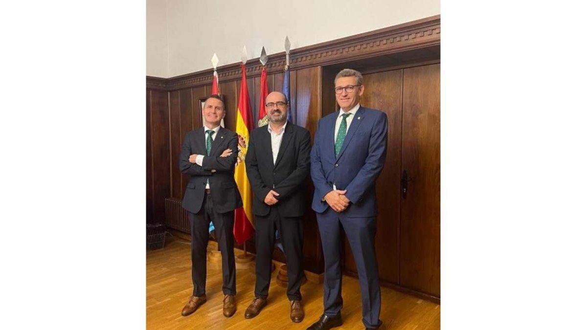 El alcalde de Ponferrada, Marco Morala (en el centro), ha recibido al director general de Eurocaja Rural, Víctor Manuel Martín López