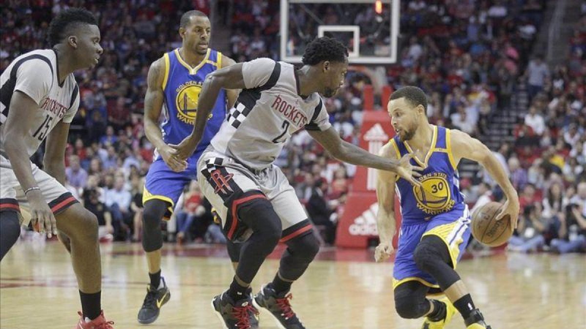 Curry intenta un dribling en el partido contra los Rockets.