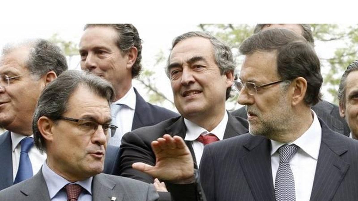 Mas y Rajoy (en primer término) charlan durante la sesión de fotos con motivo de la inauguración del Salón del Automóvil de Barcelona, este viernes