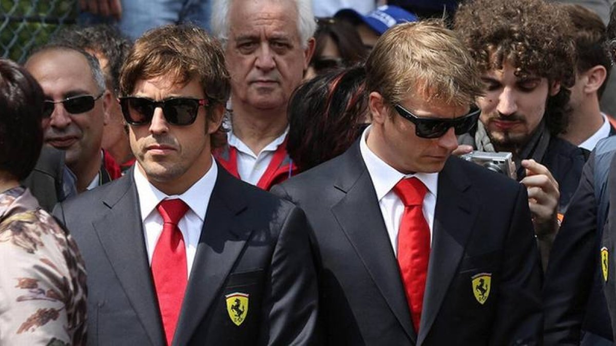 Fernando Alonso y Kimi Raikkonen, en el homenaje a Ayrton Senna en el circuito de Imola.