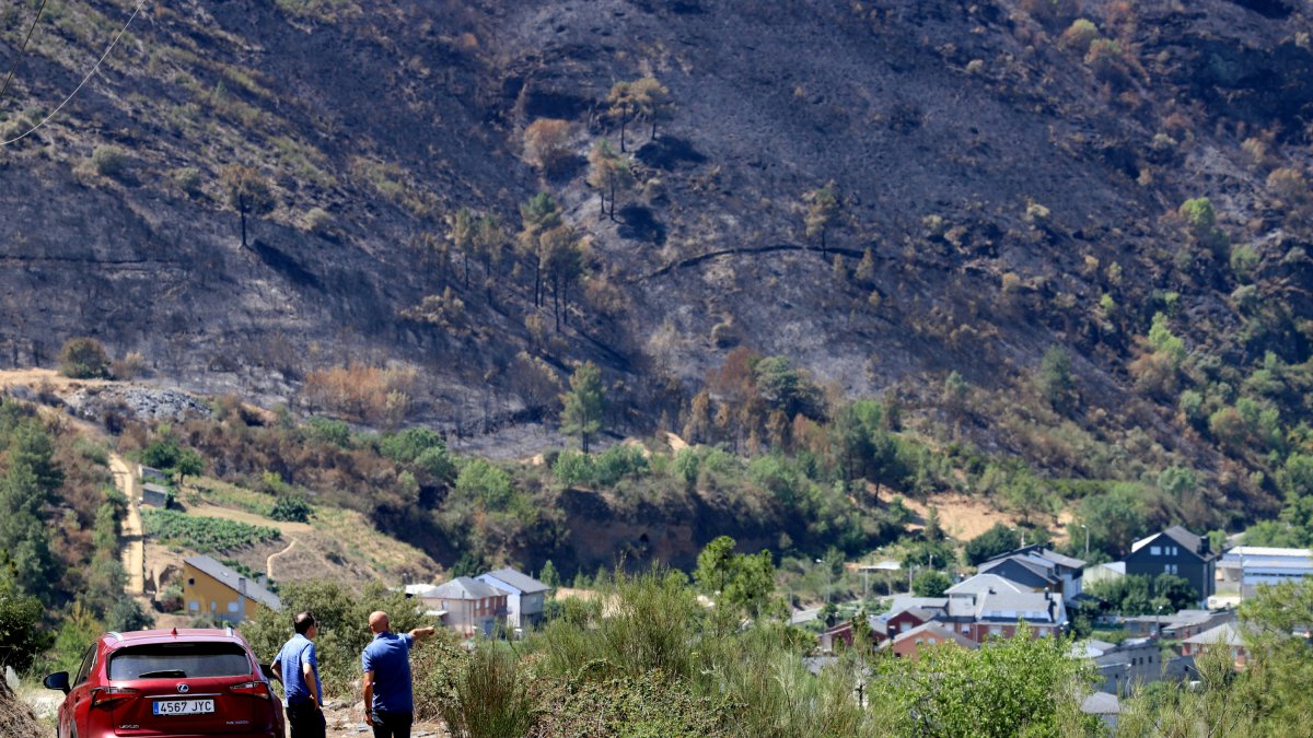 Ladera quemada a pocos metros de las casas de Puente Domingo Flórez. FOTO ANA F. BARREDO