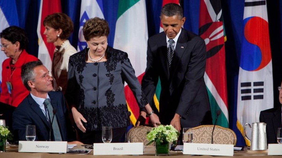 Barack Obama ayuda a la presidenta de Brasil, Dilma Rousseff, durante el encuentro de la Iniciativa de Gobiernos Abiertos, el martes, en la sede de la ONU en Nueva York.