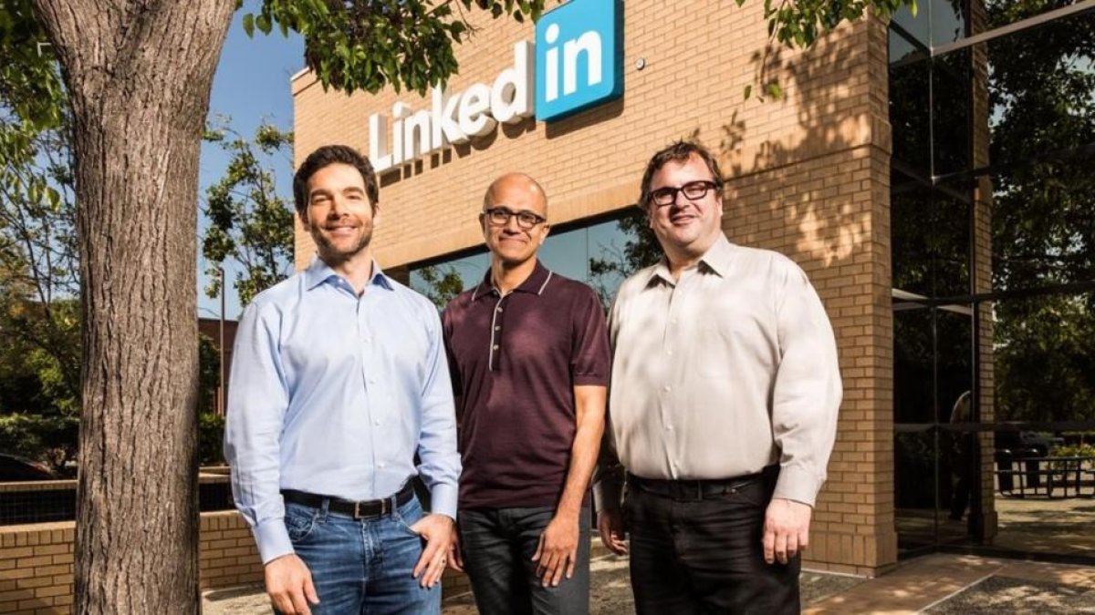 Jeff Weiner, consejero delegado de Linkedin; Satya Nadella, consejero delegado de Microsoft; y Reid Hoffman, cofundador de Linkedin.