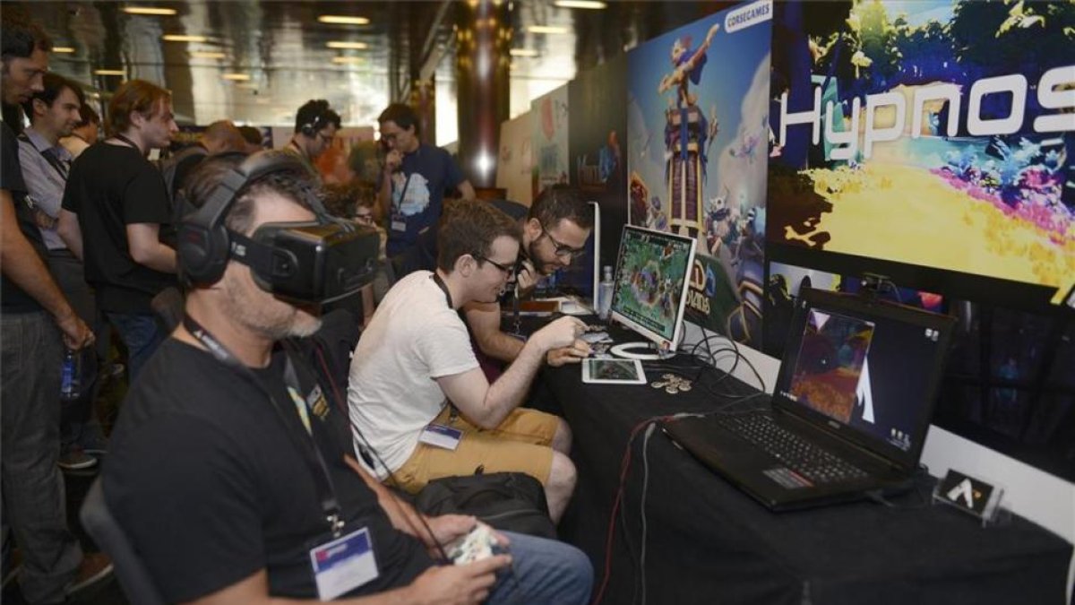 Desarrolladores en Gamelab con gafas de realidad virtual.