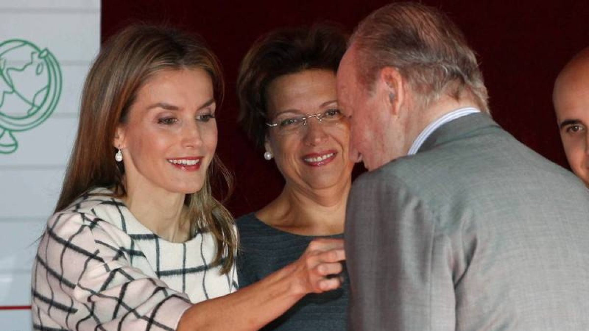 Don Juan Carlos recibe una insignia en la solapa con la emblemática cruz roja, de manos de la reina Letizia