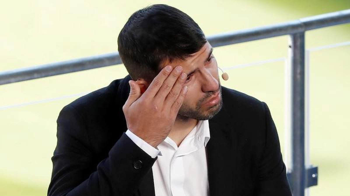 Sergio ‘Kun’ Agüero, emocionado, en el momento de anunciar su adiós al fútbol profesional. ANDREU DALMAU