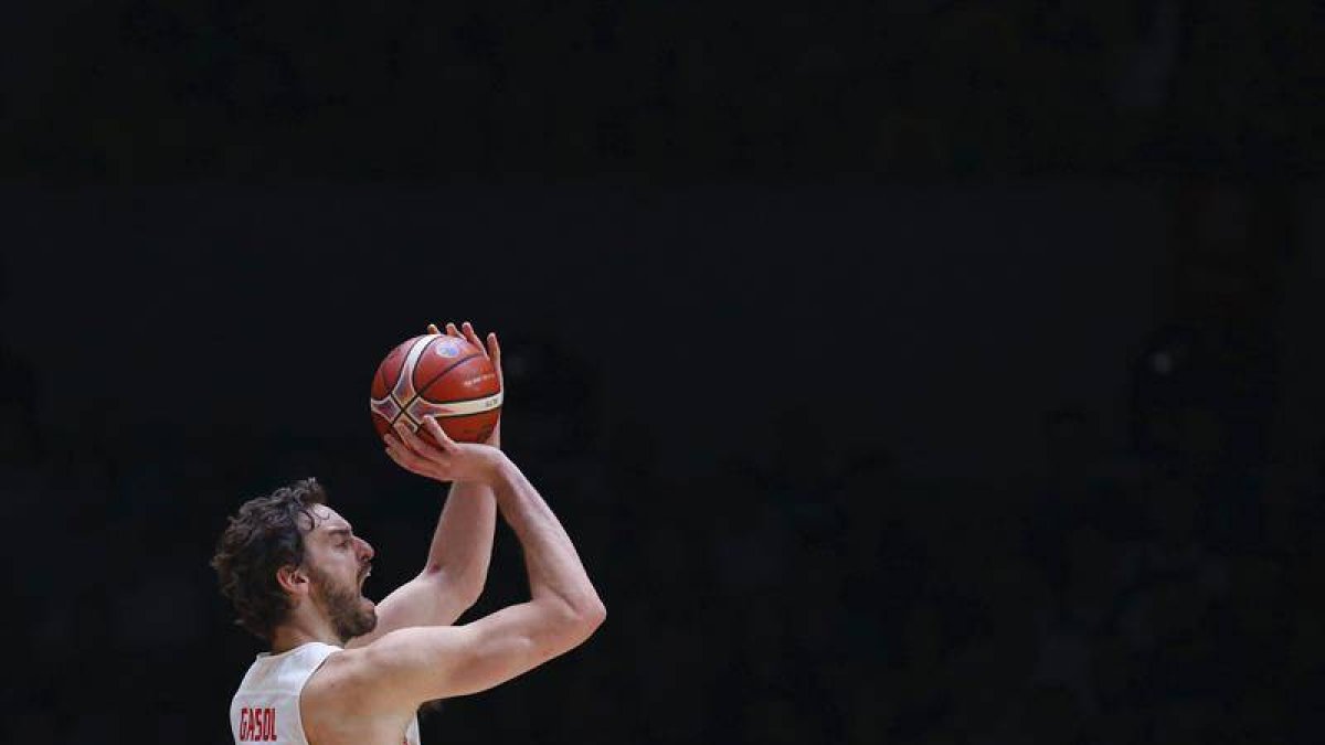 El pívot de la selección española Pau Gasol, durante el partido de la final del Europeo 2015 que España y Lituania disputan esta tarde en el estadio Pierre Mauroy de Lille