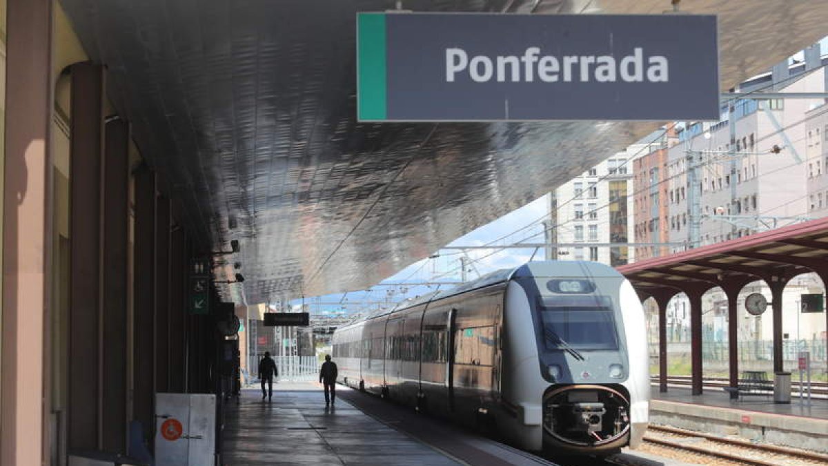 Un convoy de viajeros de Renfe, estacionado ayer en las vías de la estación del Adif en Ponferrada. L. DE LA MATA