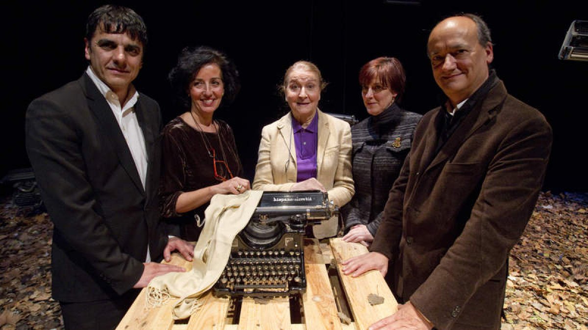 Alfonso Ordóñez, Mercedes Cantalapiedra, María España, Ángeles Aguilera y Gustavo Martín Garzo.