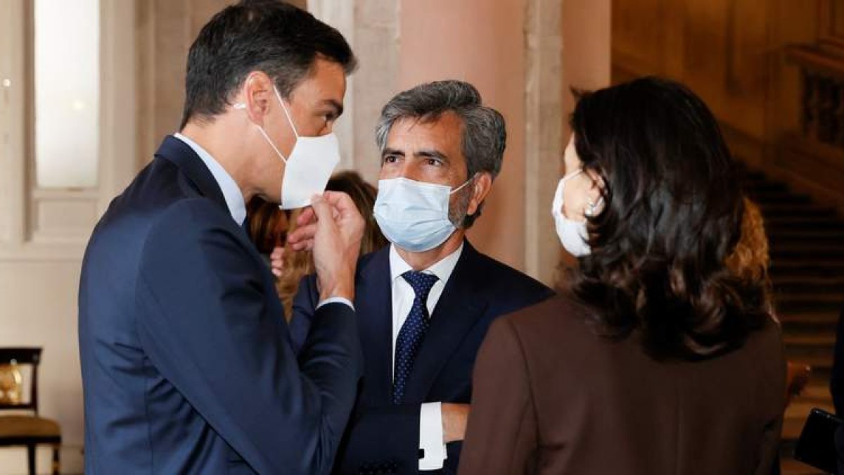 Sánchez conversa con el presidente del Consejo General del Poder Judicial, Carlos Lesmes, y la ministra deJusticia, Pilar Llop. BALLESTEROS