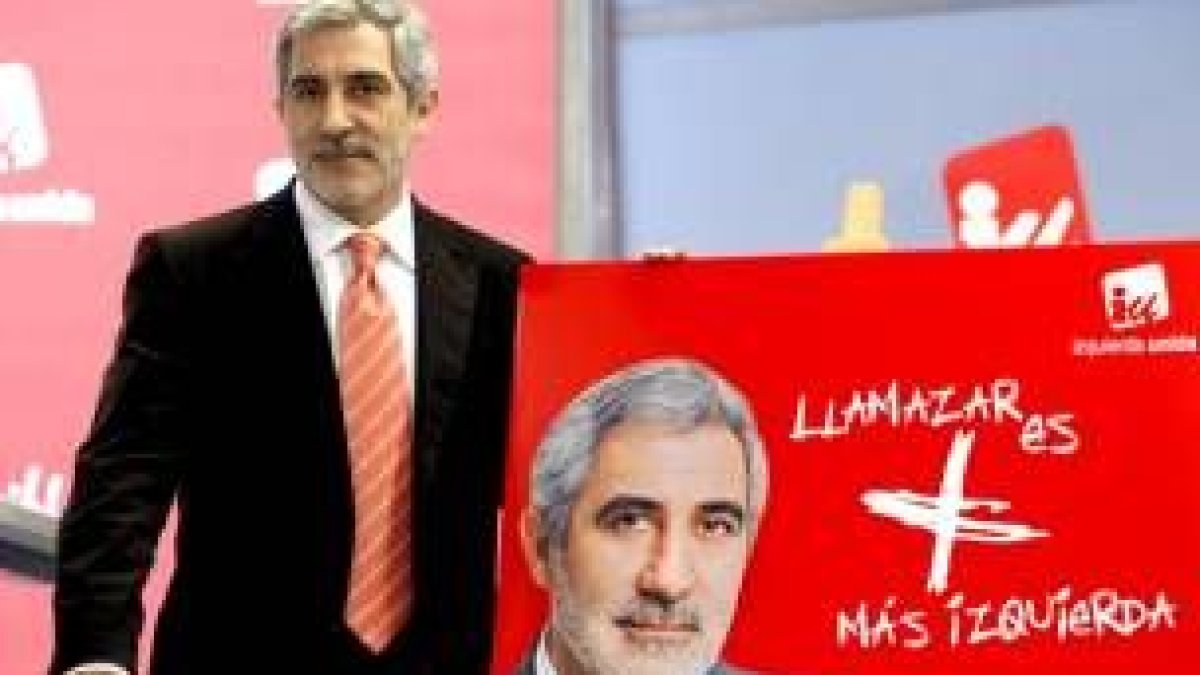 El líder de IU posa con el cartel de su campaña electoral