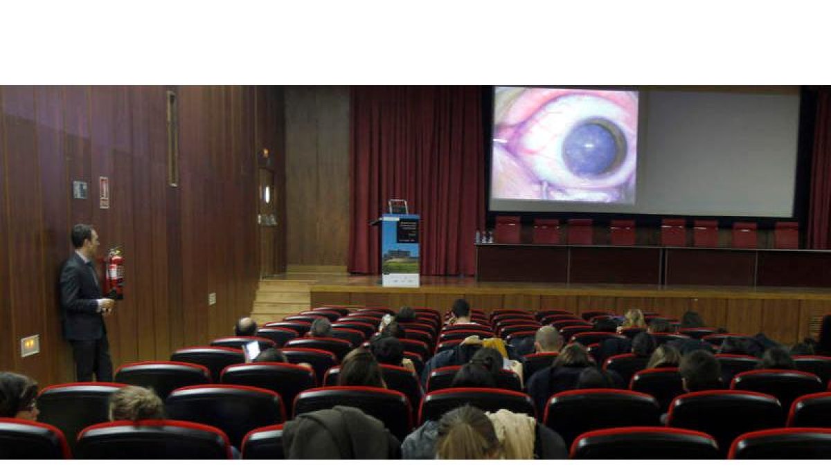 Intervención en directo durante el curso organizado en el Hospital de León.