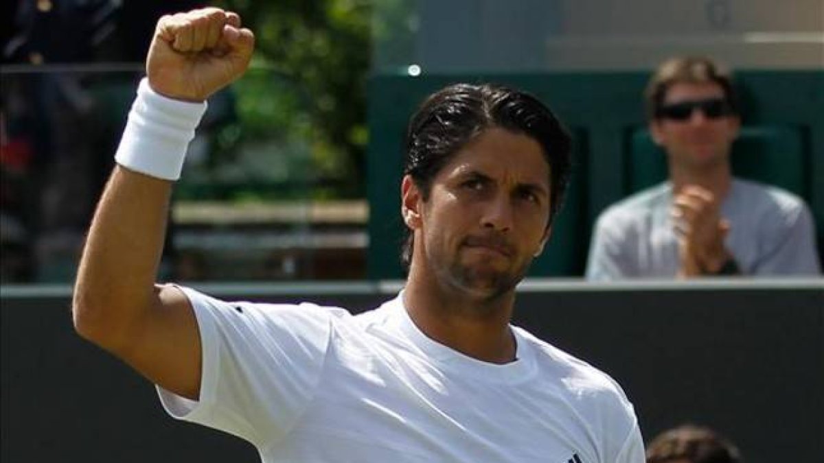 Verdasco celebra el pase a octavos tras derrotar a Gulbis en Wimbledon.