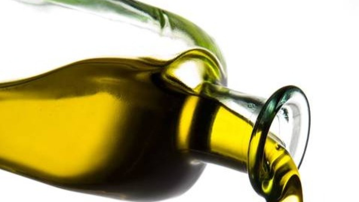 Una botella de aceite de oliva. DL