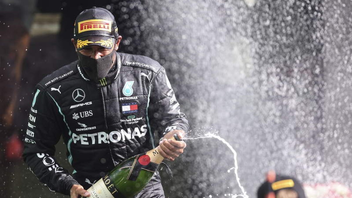 Hamilton celebra en el podio de Spa un nuevo triunfo. POOL