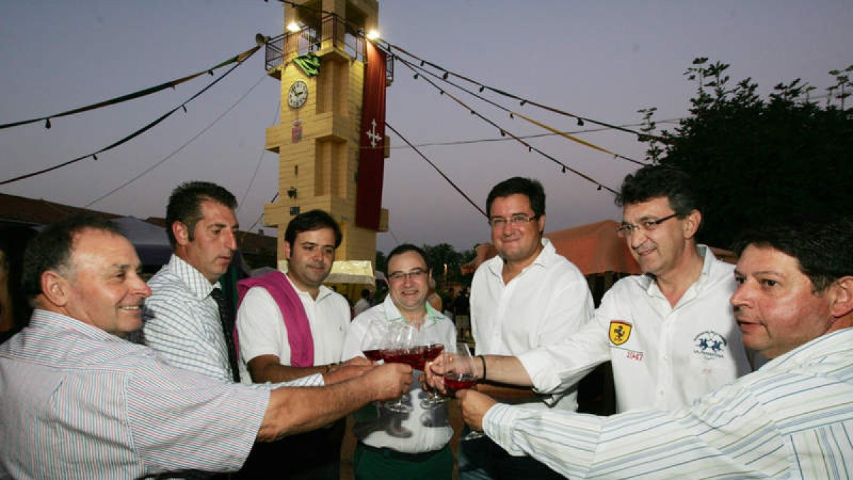 Las autoridades presentes en el acto brindan con un vino de Pajares de los Oteros.