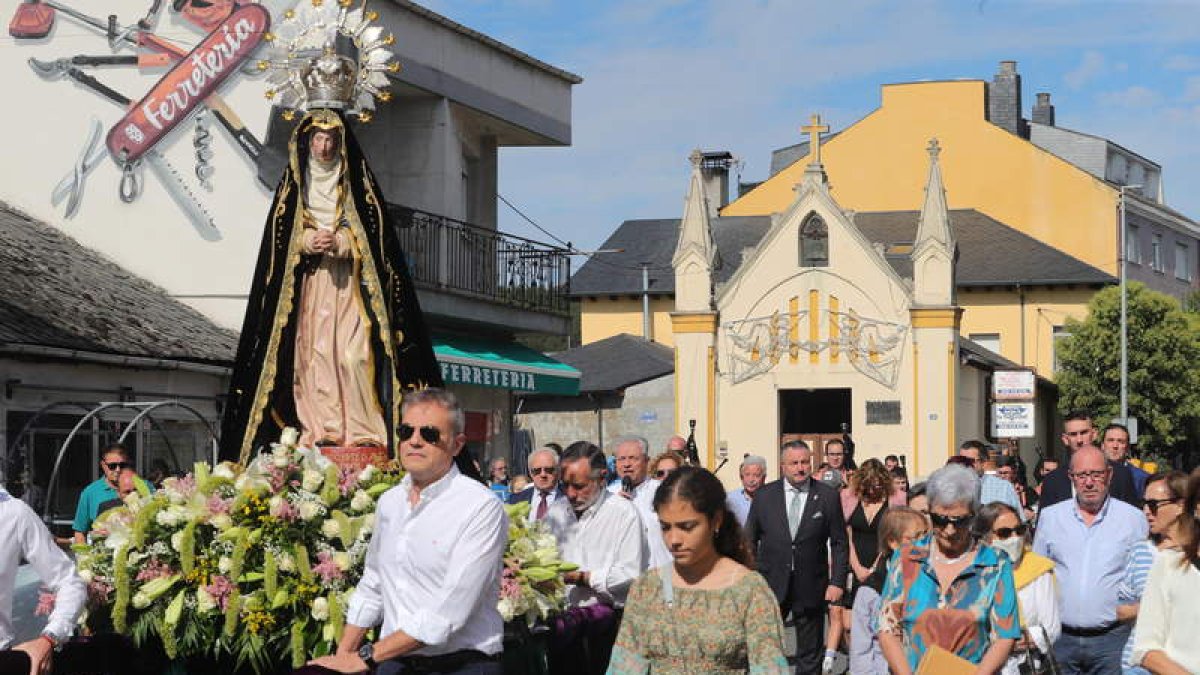 Procesión de La Soledad ayer en Camponaraya. Morán en el centro con traje. L. DE LA MATA